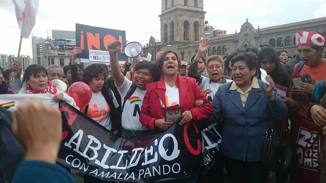 Amalia Pando with her supporters during the NO campaign.