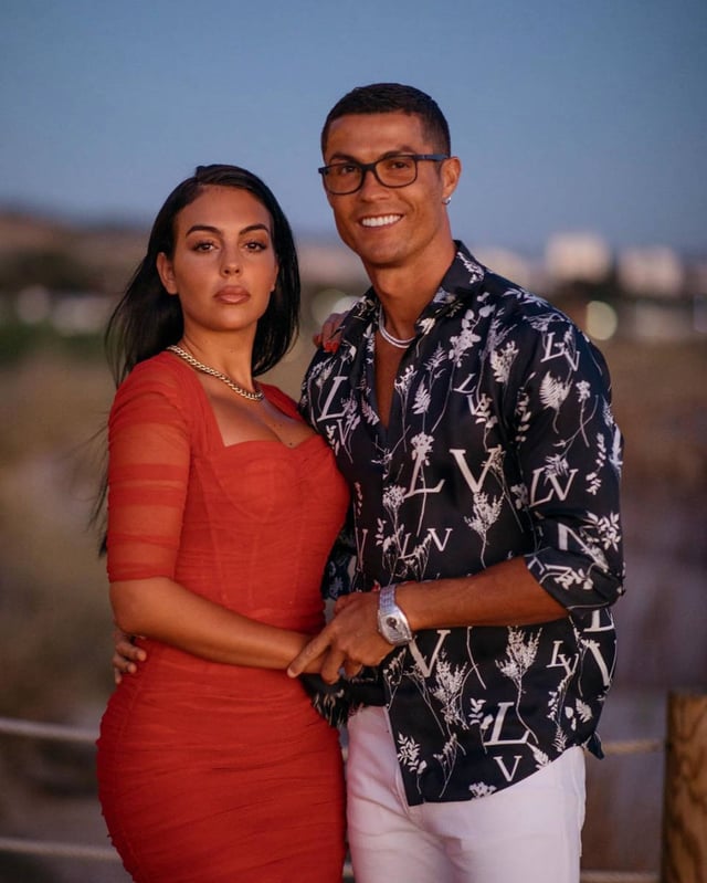 Georgina Rodriguez posing with Ronaldo