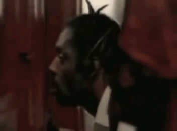 Coolio gets caught by Isaac Hayes peeping into his hotel room's keyhole