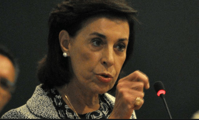 Foto de Antonieta en corte.
