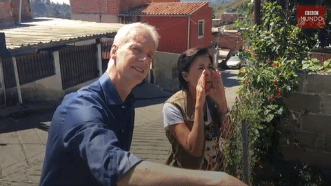 Antonieta le cae a gritos a fuera de la prisión adonde tienen a su hijo, Leopoldo López, encarcelado.
