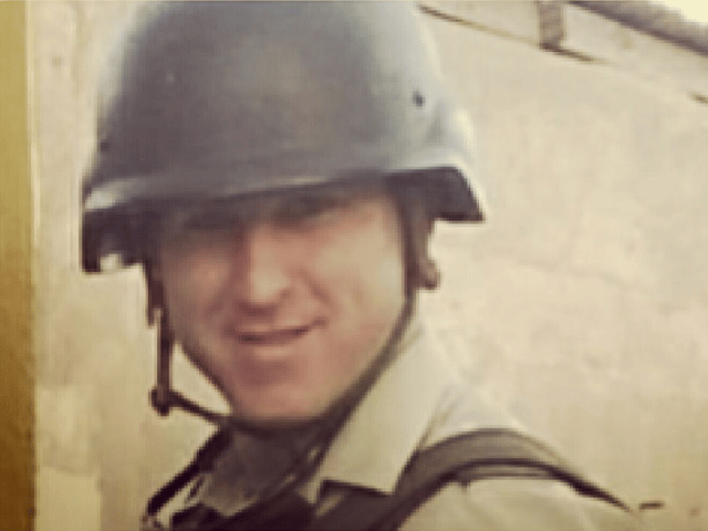 Mauricio Almonacid García en un casco