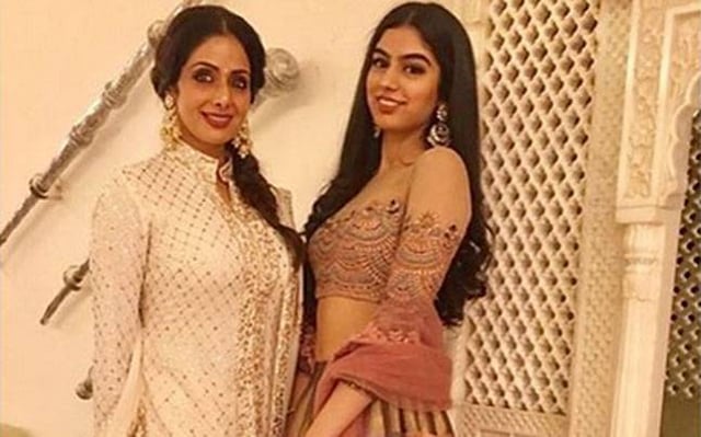Khushi Kapoor with her mother