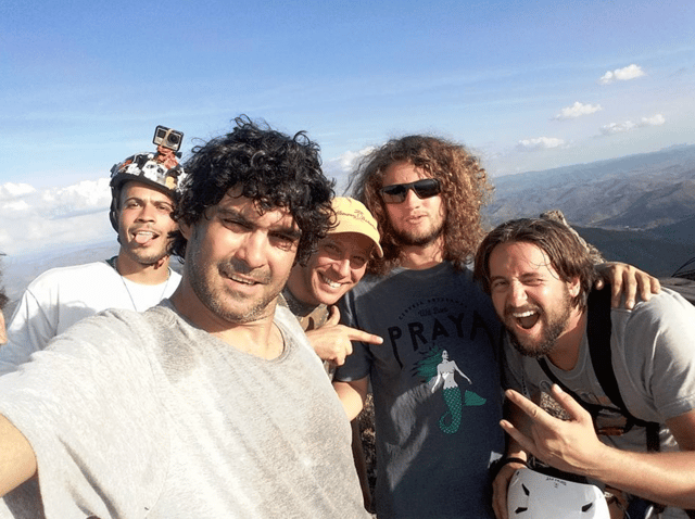Foto de Luisio cercado com amigos.