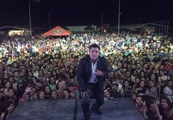 Photo of Juan Luis Lagunas Rosales in front of a large audience.