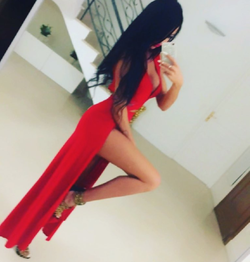 Photo of Aurah Ruiz en un vestido rojo.