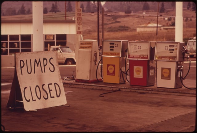 An undersupplied US gasoline station, closed during the oil embargo in 1973