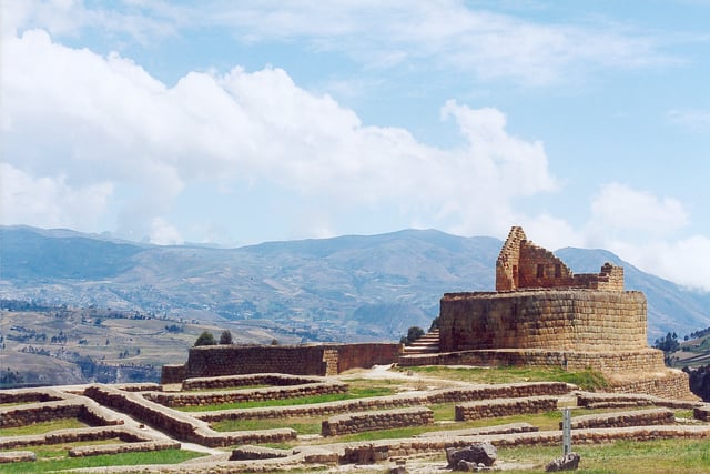 Ruins of Ingapirca, this site served as an outpost and provisioning of the Incan troops, but mainly it was a place of worship and veneration to the sun, the maximum Incan God, thus constituting a Coricancha, dedicated to the Inca ritual.