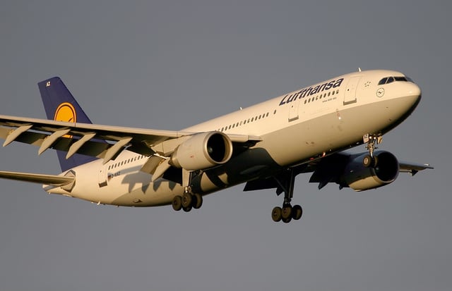 Lufthansa operated the high-capacity Airbus A300-600 on domestic and European routes until 2009. The image shows an aircraft of that type on final approach at Frankfurt Airport in 2003.
