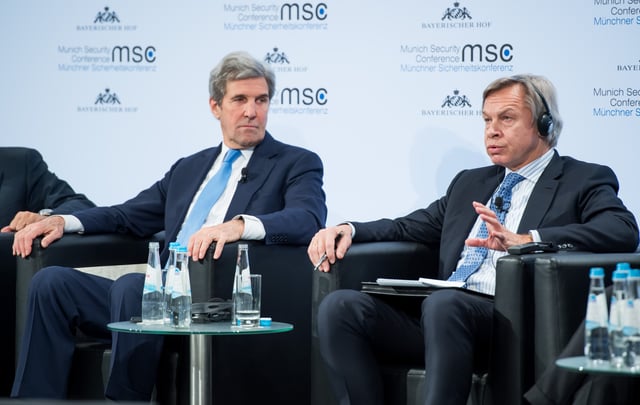 Kerry and Russian Senator Aleksey Pushkov in Munich in 2018
