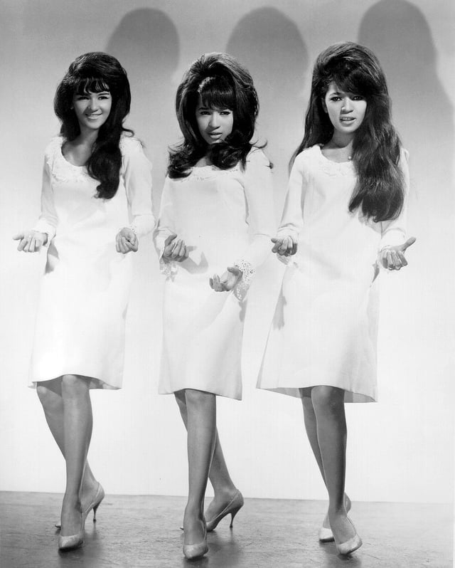 Winehouse was influenced by soul girl groups such as The Ronettes, whose look she imitated.