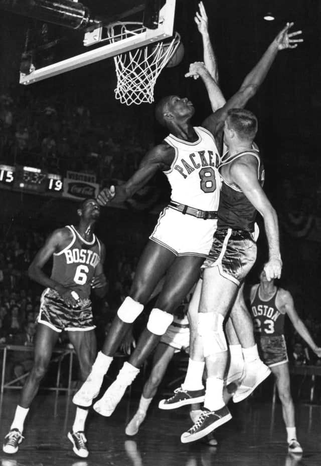 Bellamy (#8) averaged 31.6 points per game and 19.0 rebounds per game during his rookie season.