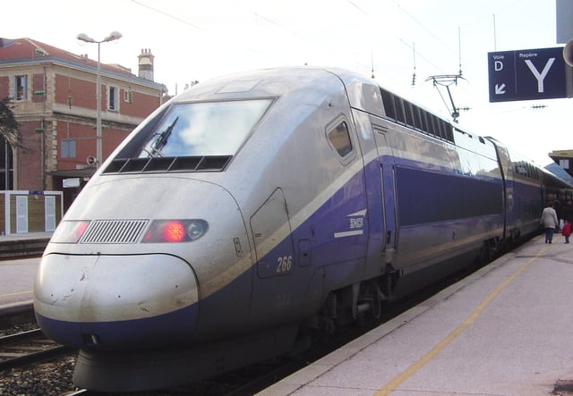 The TGV Duplex power cars use a more streamlined nose than previous TGVs