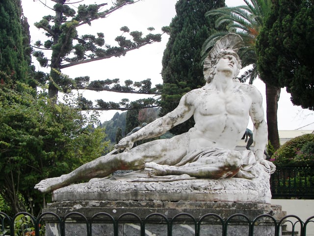 Statue of Achilleús Thnēskōn (Achilles Dying) in the gardens of the Achilleion.