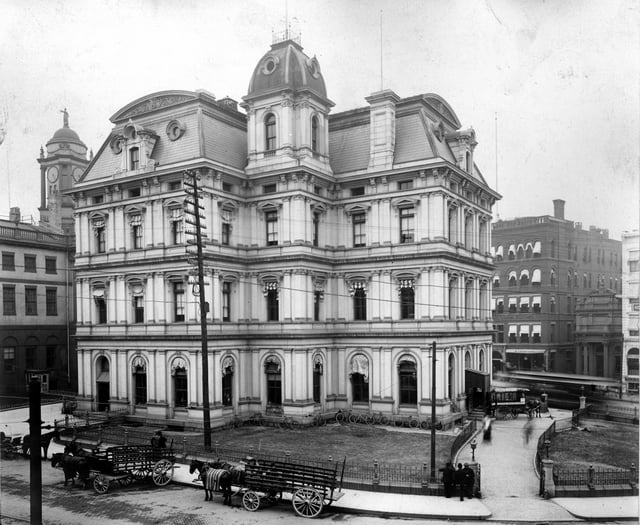 Old Post Office and Custom House next to the Old State House (left) in 1903. The building was completed in 1882 and demolished in 1934.