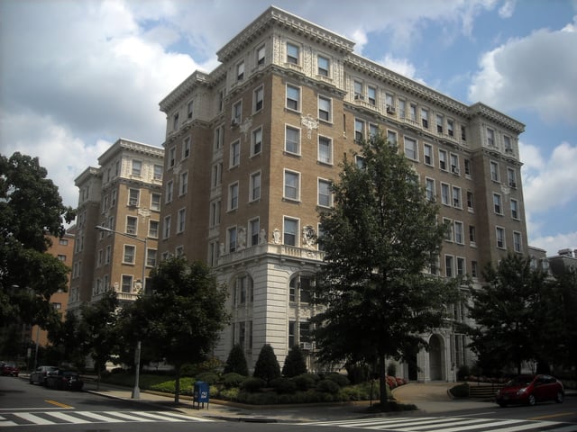 During the 1980s, McGovern lived in the historic Beaux-Arts architecture style Connecticut Avenue building, the Bates Warren Apartment House, in Washington, D.C.