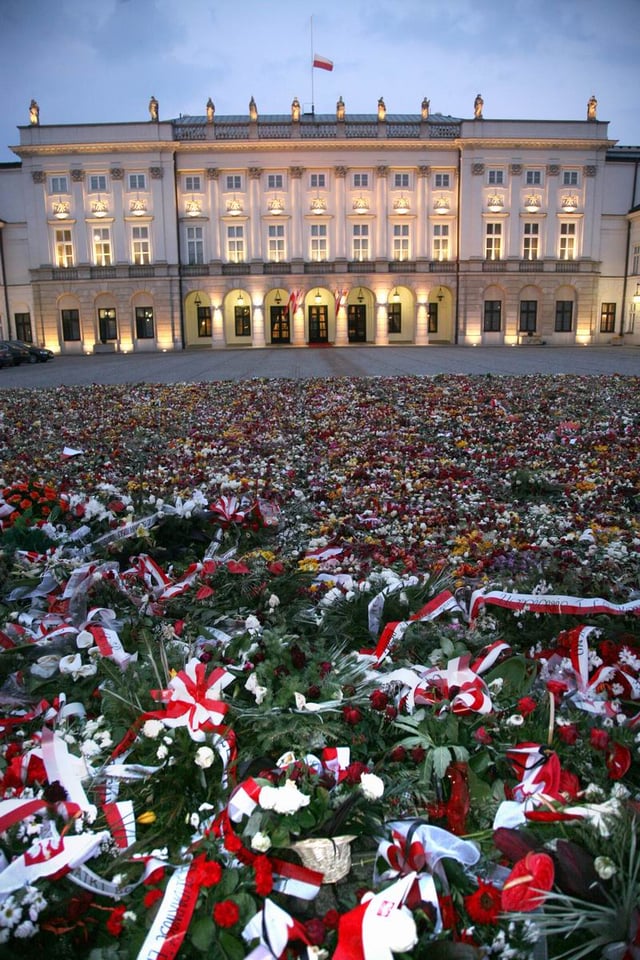Flowers in front of the Presidential Palace following the death of Poland's top government officials in a plane crash over Smolensk in Russia, 10 April 2010