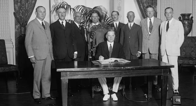 Hoover (seated) with senators and cabinet officers, 1930. Borah stands directly behind his chair.