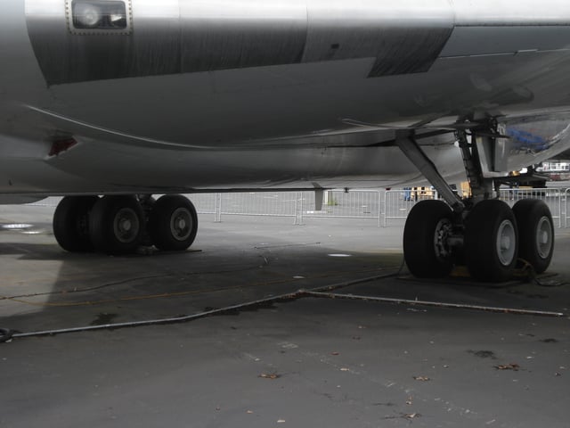 Four-wheel landing-gear bogies on a 707–120