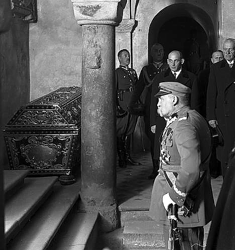 In 1933, Piłsudski paid homage at the tomb of John III Sobieski in commemoration of the 250th anniversary of Battle of Vienna.