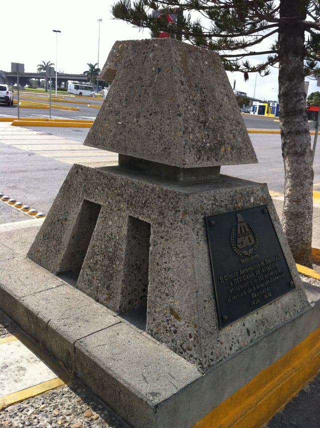 Monument to Mexicana de Aviación for its service to Mexico Awarding its first Airline. In Tampico International Airport's Parking lot.