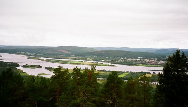 Torne river and Meänmaa near Övertorneå as seen from the Finnish side. The bridge can be seen to the left.