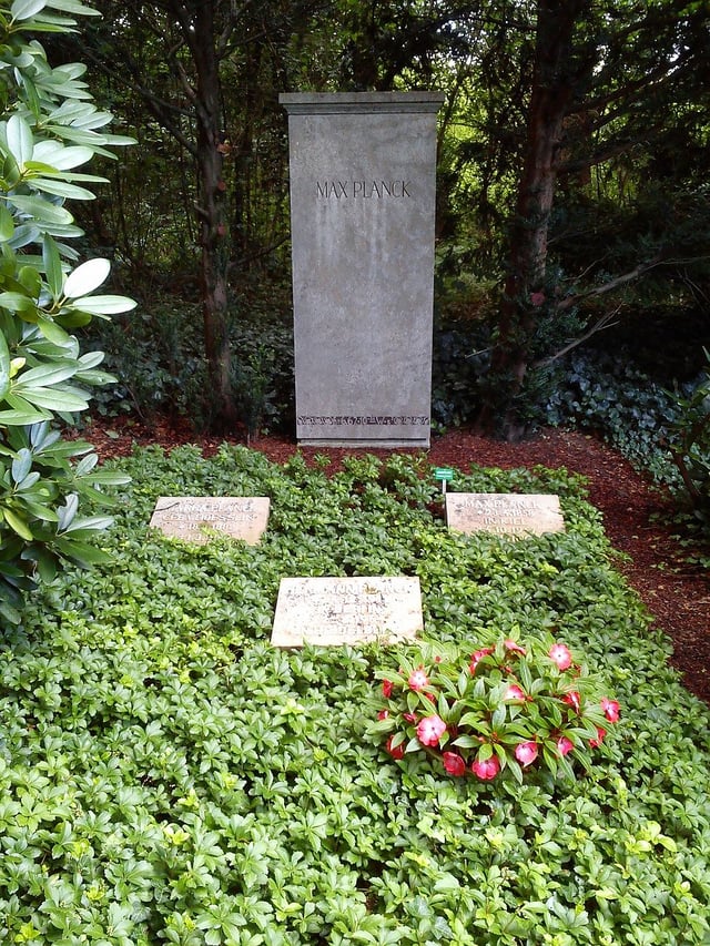 Max Planck's grave in Göttingen