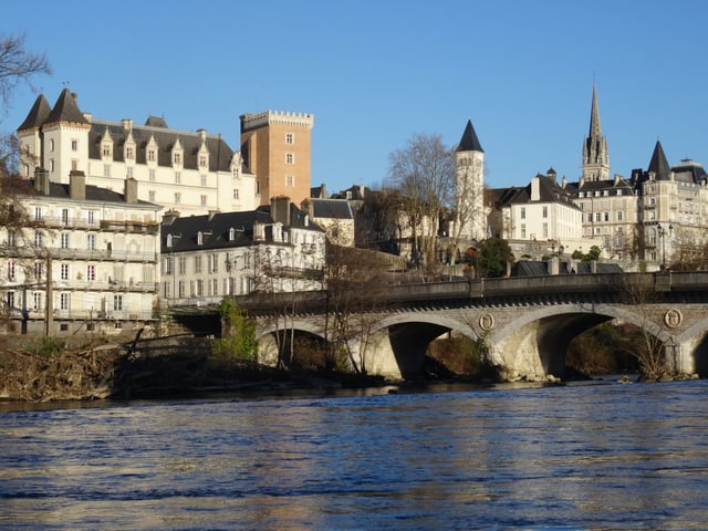 The château and the Pont du XIV-juillet [14 July Bridge] seen from the banks of the Gave de Pau