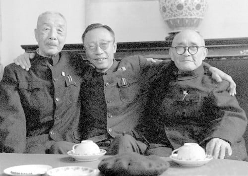 Puyi in 1961, surrounded by Xiong Bingkun, a commander in the Wuchang Uprising, and Lu Zhonglin, who took part in Puyi's expulsion from the Forbidden City in 1924.