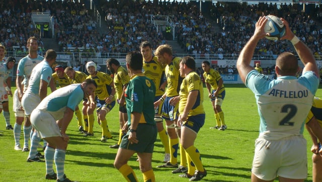 A hooker getting ready to throw the ball into a line-out.