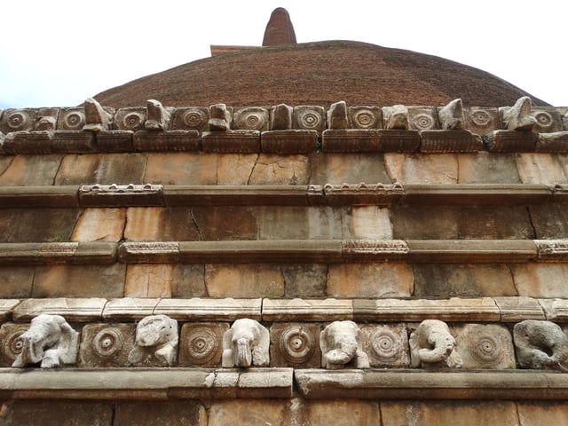Detailing on the dagoba