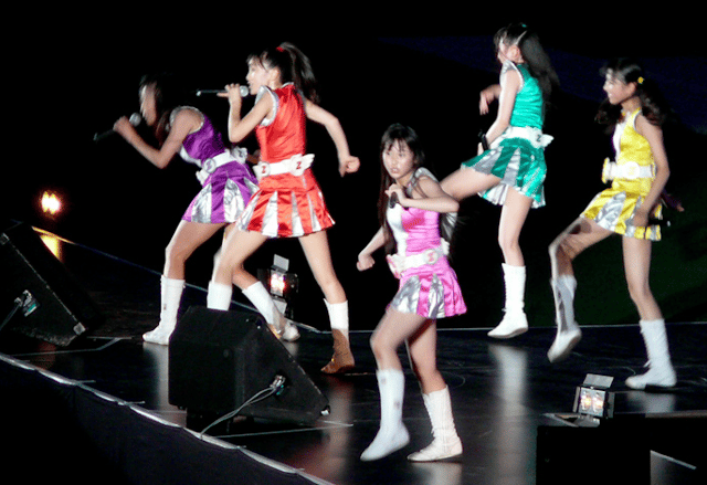 In 2015, Kiss released a collaboration CD with another artist for the first time. The artist was Momoiro Clover Z, the most popular female idol group according to 2013 and 2015 surveys in Japan.