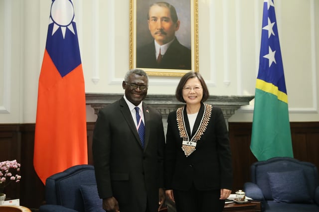 Solomon Islands Prime Minister Manasseh Sogavare meets with Taiwanese President Tsai Ing-wen in July 2016