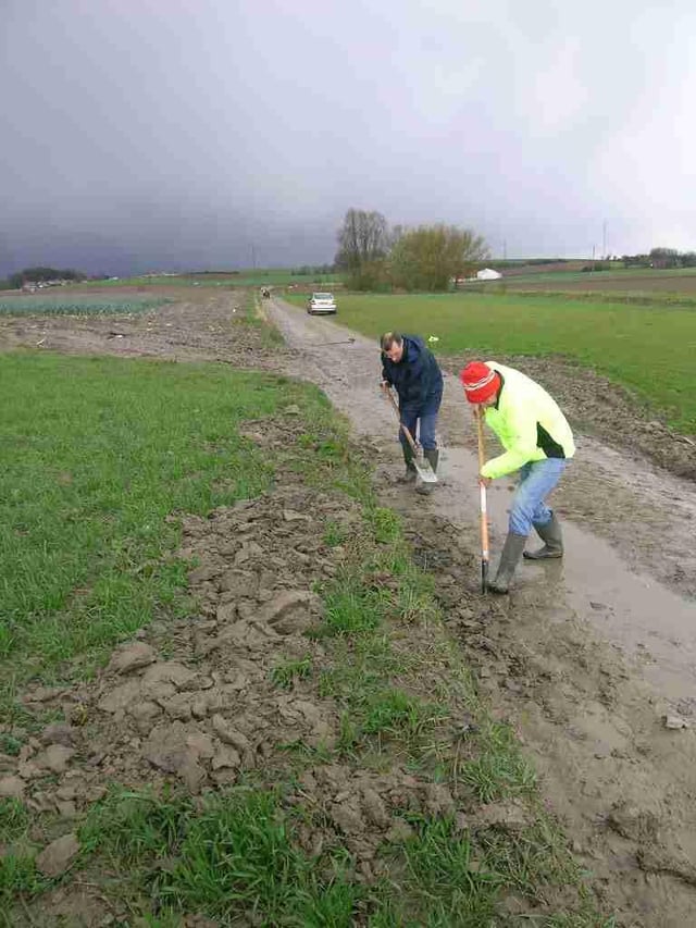 'Les forçats du pavé' working at Mons en Pévèle