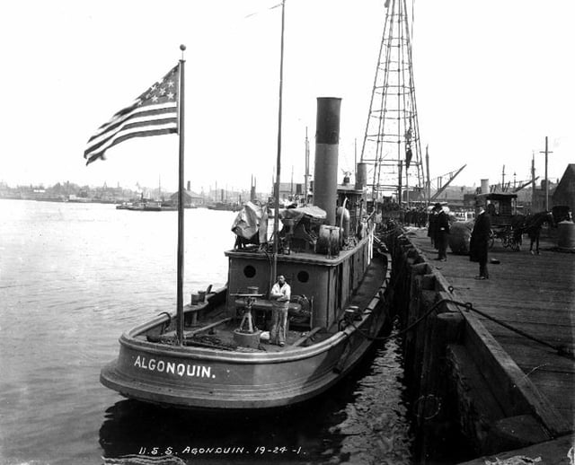USS Algonquin (1898–1946) at the Brooklyn Navy Yard in 1898 with a 6mm machine gun mounted on a pedestal on the aft deck.
