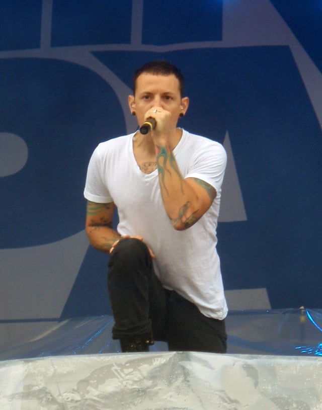 Bennington performing with Linkin Park at the 2009 Sonisphere Festival