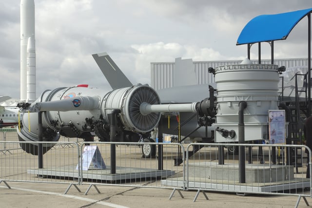 The Pratt & Whitney F135 engine with Rolls-Royce LiftSystem, including roll posts, and rear vectoring nozzle for the F-35B, at the 2007 Paris Air Show