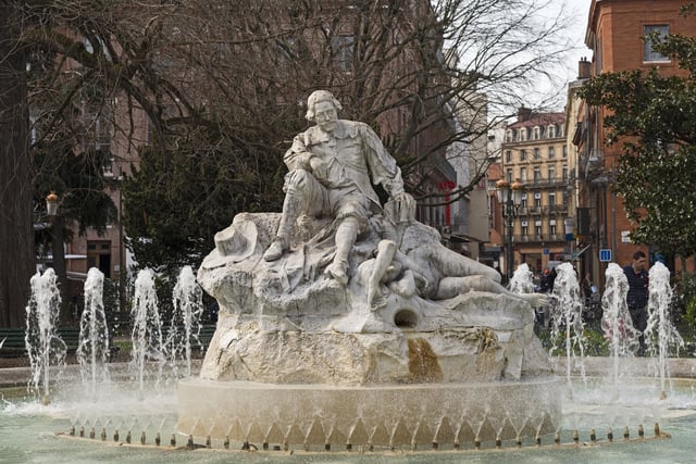 The fountain in Wilson Square (Place du Président Thomas Wilson) shows the poet Pèire Godolin