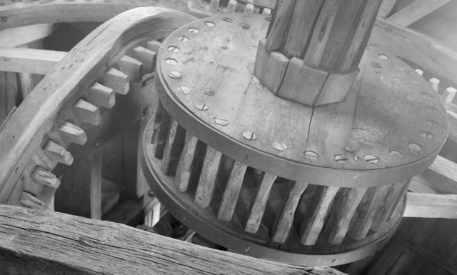 Cage gear in Pantigo Windmill, Long Island (with the driving gearwheel disengaged)
