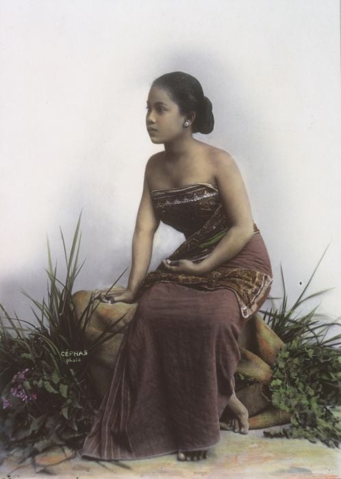 Indonesian woman in traditional Javanese kemben, c. 1900.
