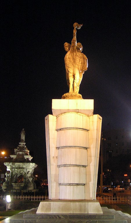 The Hutatma Chowk memorial, built to honour the martyrs of the Samyukta Maharashtra movement (Flora Fountain is on its left in the background.)