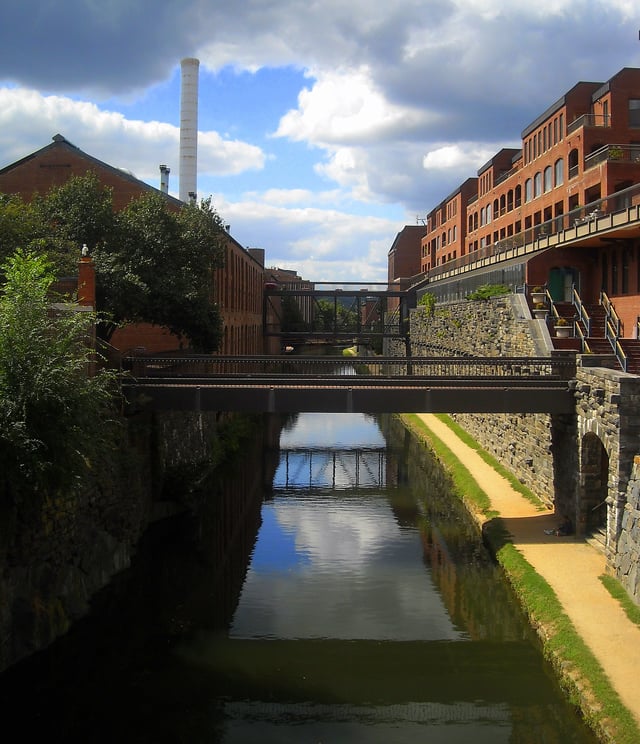 The Chesapeake and Ohio Canal passes through Georgetown.