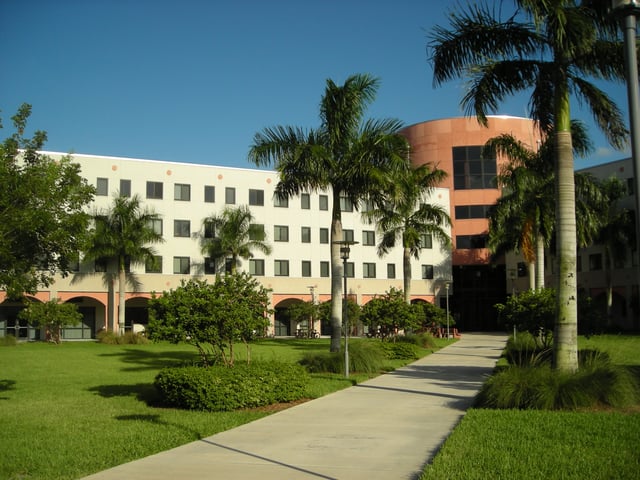 Everglades Hall, upperclassmen apartments