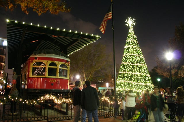 Dickens in Downtown Plano 2014 Lighting of the Tree