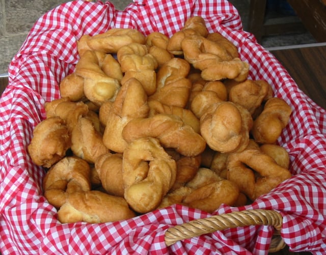Jersey wonders, or mèrvelles, are a favourite snack consisting of fried dough, found especially at country fêtes. According to tradition, the success of cooking depends on the state of the tide.