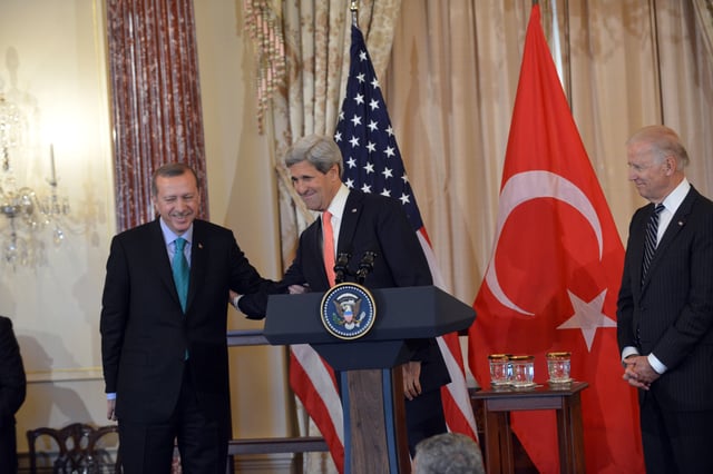 U.S. Secretary of State John Kerry, with U.S. Vice President Joseph Biden, delivers remarks in honor of Erdoğan, 16 May 2013