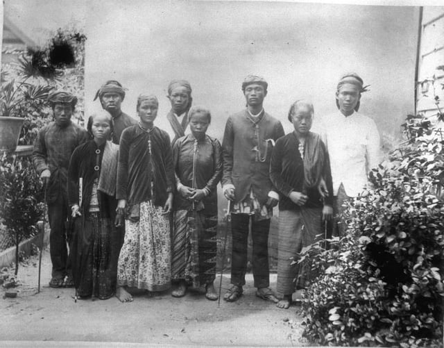 Javanese immigrants brought as contract workers from the Dutch East Indies. Picture was taken between 1880 and 1900.