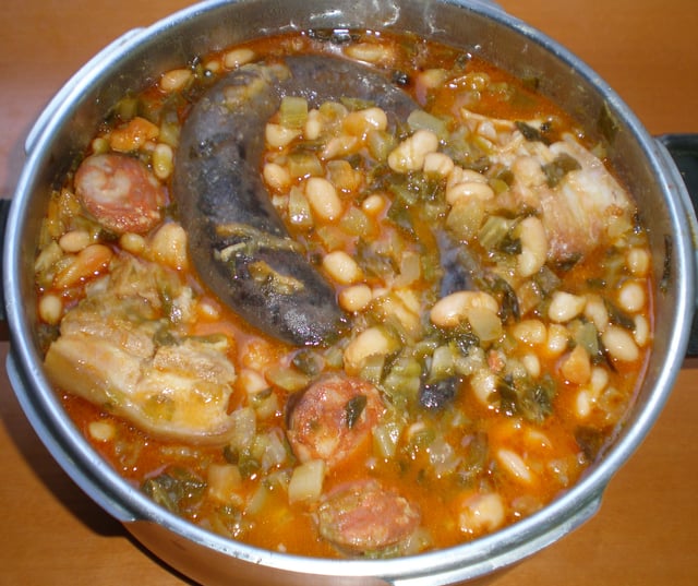 Cocido montañés or Highlander stew, a common Cantabrian dish