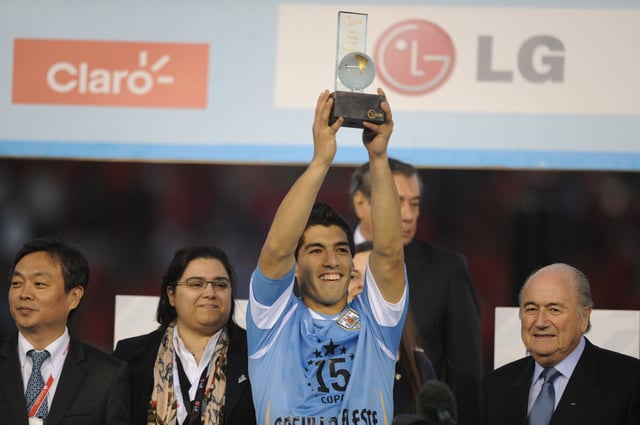 Uruguay player Luis Suárez, awarded as MVP of the tournament.