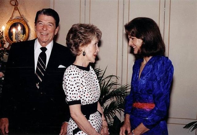 Onassis in 1985 with the President and First Lady, Ronald and Nancy Reagan